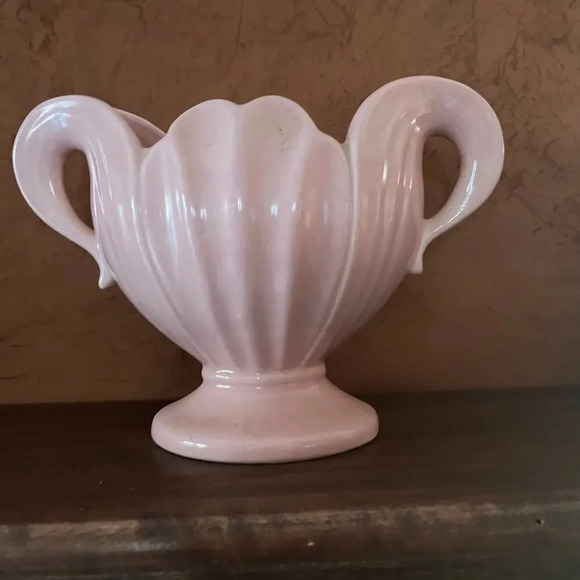 Vintage Ceramic USA Tulip Scalloped Pink‎ Vase - Picture 1 of 6